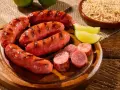 Czy pies może jeść kiełbasę? Dowiedz się, co może mu zaszkodzić