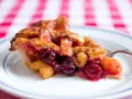 Słodki placek z wiśniami. Zastanawiasz się, czy pies może jeść czeresnie? Ten deser wygląda pysznie, ale dla psów lepiej wybrać inne przysmaki.